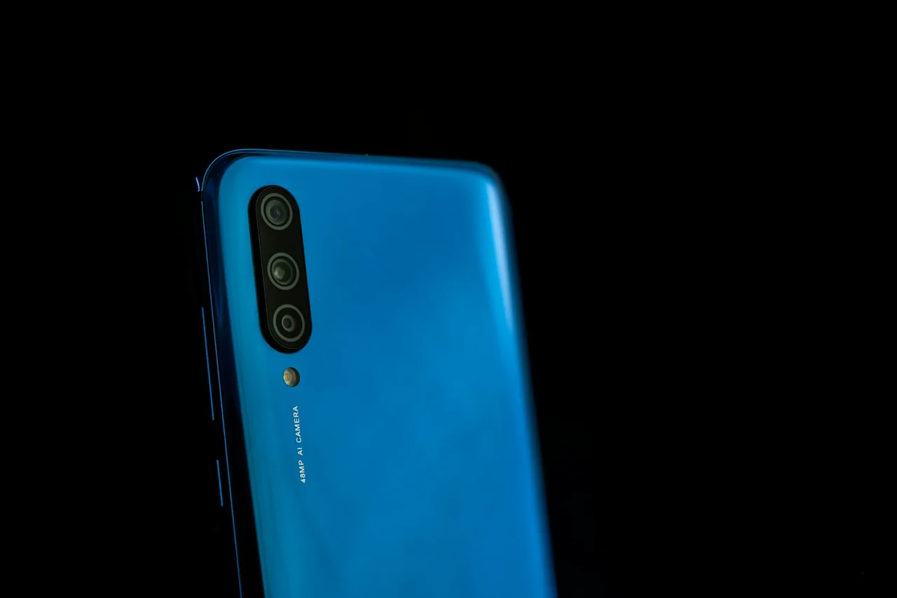 充電式の携帯機器を確認するための素材写真