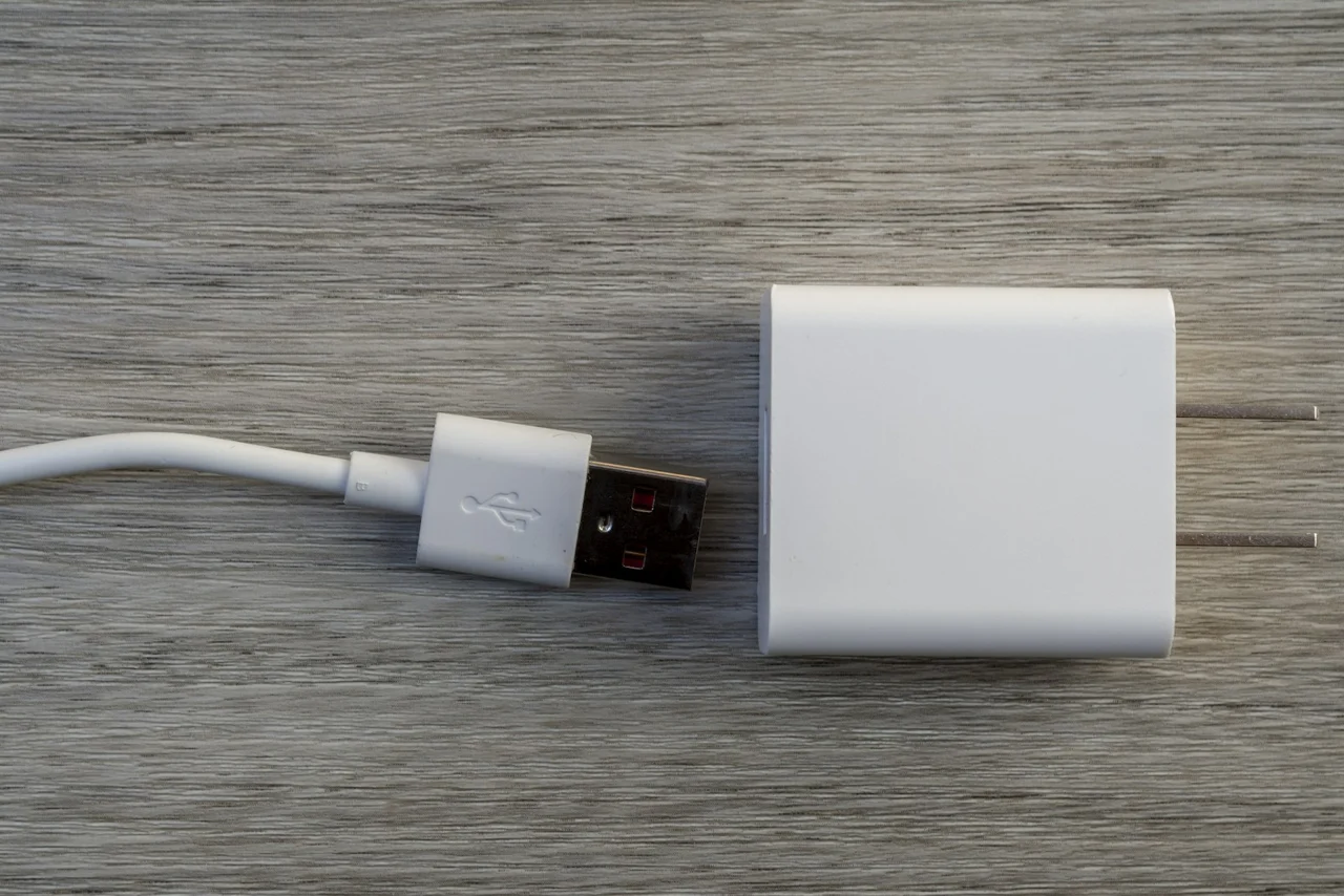 白い充電器とUSB端子の素材写真