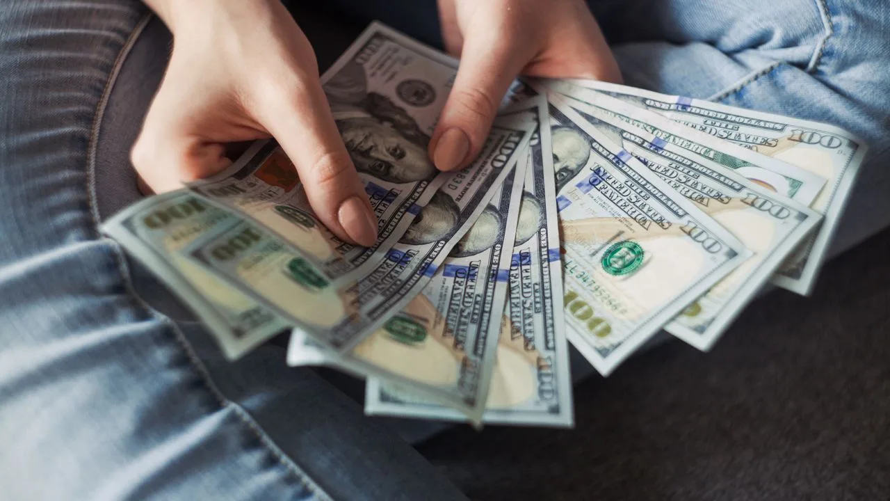コインが貯まっているシーン。年末調整の節税効果・貯金イメージ。