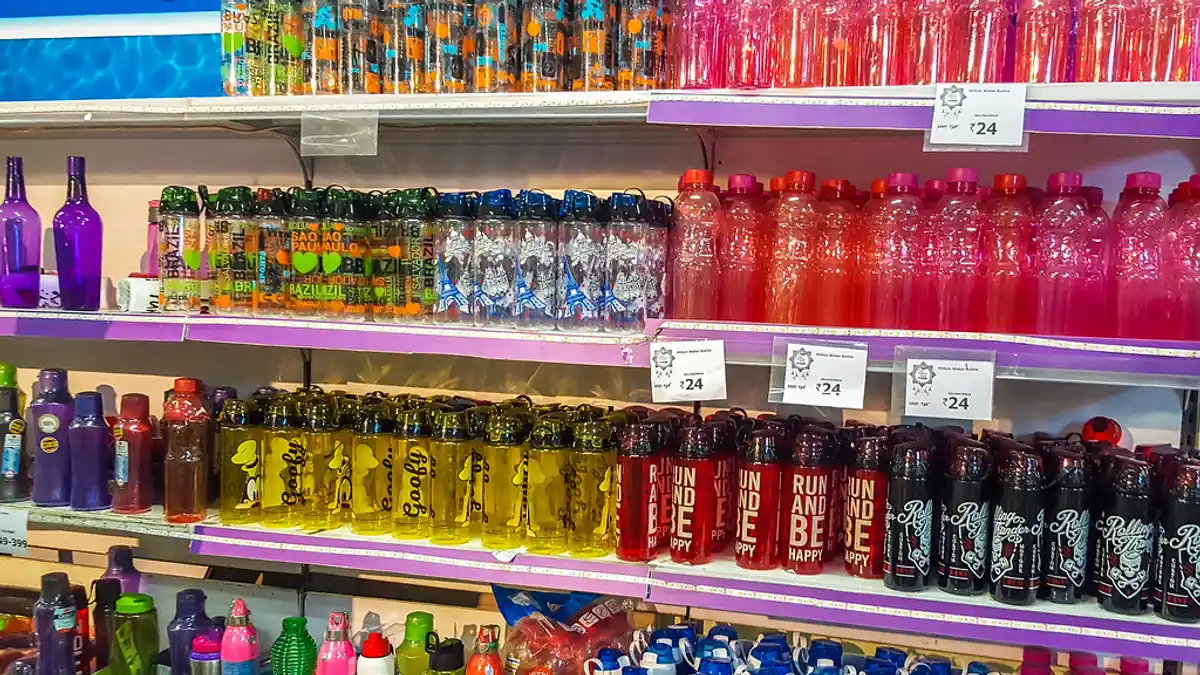 店の棚に同じような水筒がびっしり並び、値札が下がっている売場