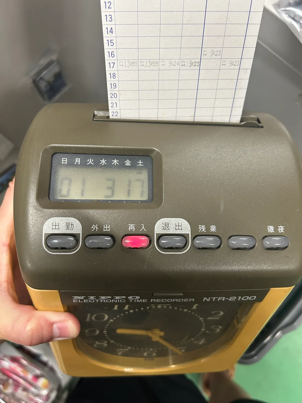 NIPPO NTR-2100の電源を入れ、ディスプレイに「013/火」と日付・曜日が正常表示されている様子