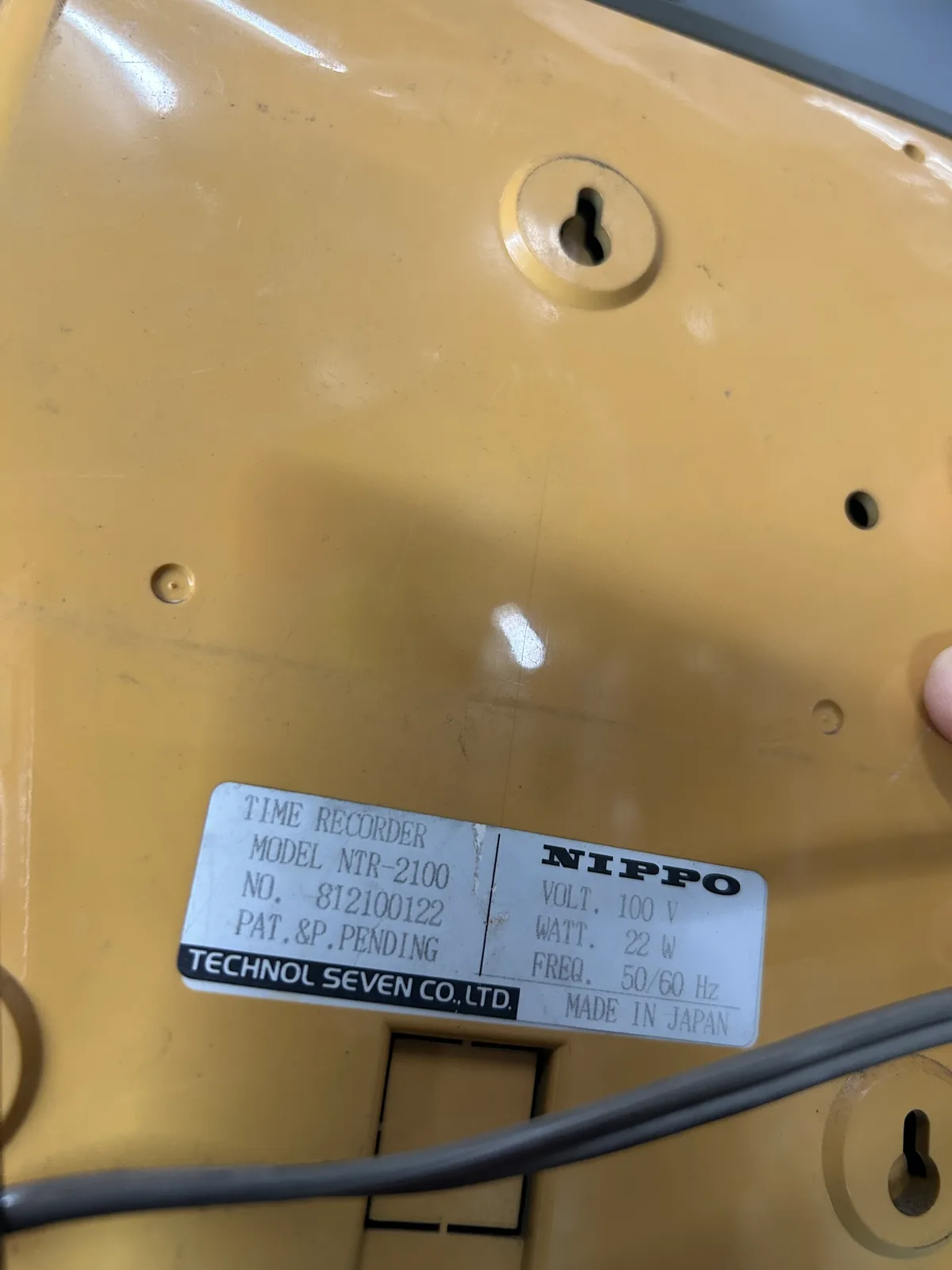 NIPPO NTR-2100本体裏の型番ラベル。NIPPO NTR-2100、100V 22W、MADE IN JAPANと記載されている