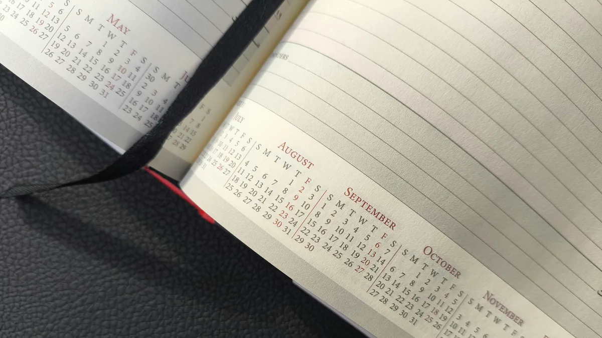 8月以降の月が並ぶ手帳のカレンダーページ。残り7ヶ月の積立計画イメージ。