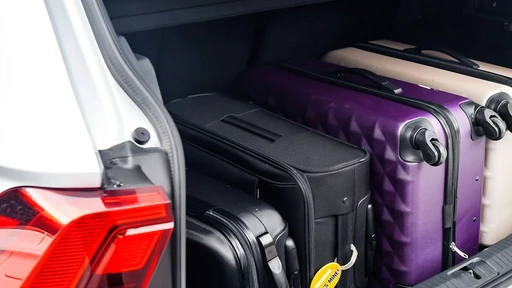荷物を車に積み込むシーン。帰省の準備イメージ。