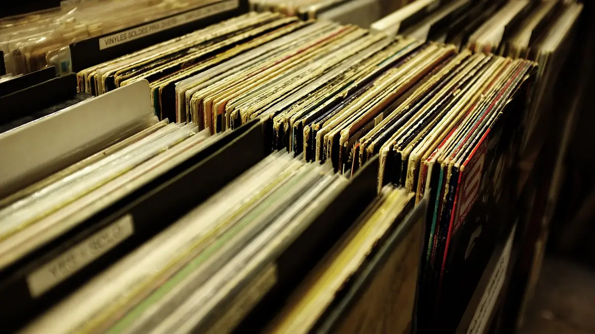 レコード店の棚にぎっしりと並べられたアナログレコードの列