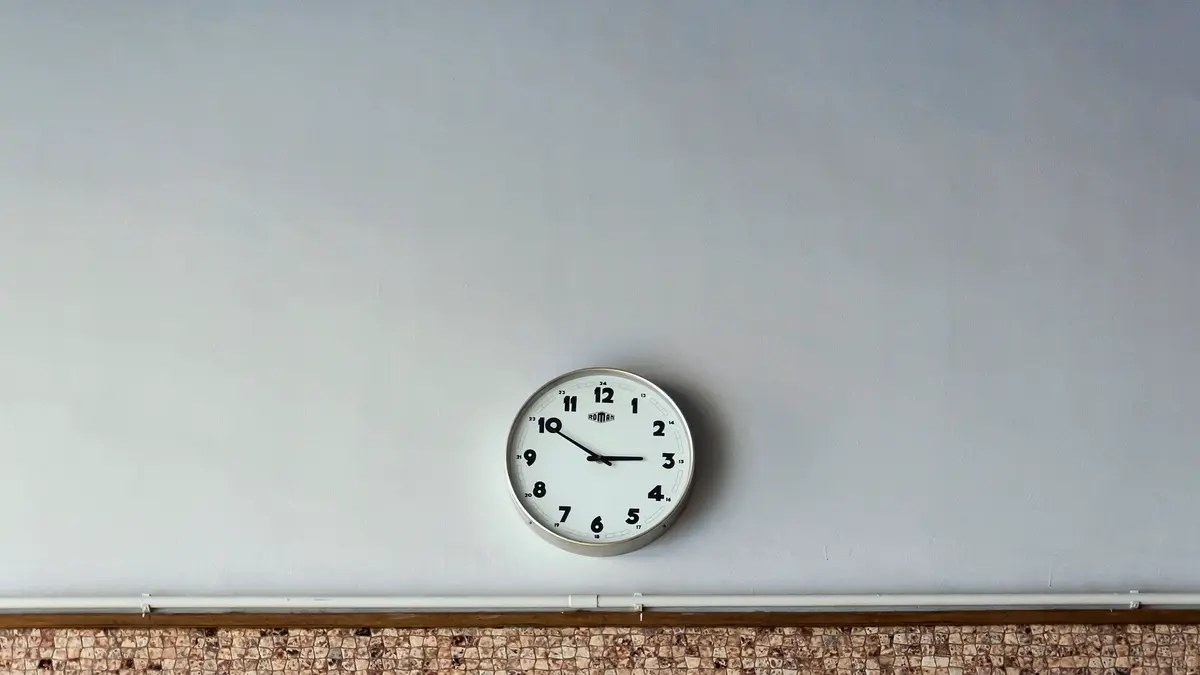 文字盤の大きなアナログ時計。時刻がはっきり読み取れる室内の壁掛け時計