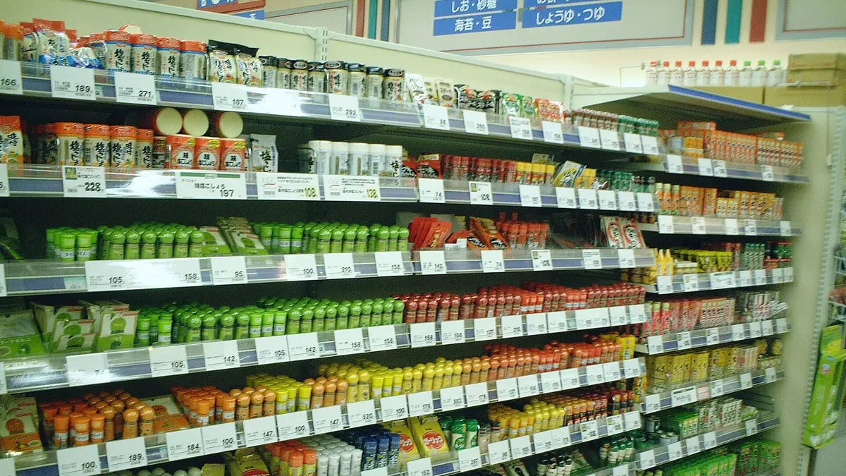 スーパーマーケットの調味料売り場の棚。価格タグの付いた商品がぎっしりと並んでいる様子