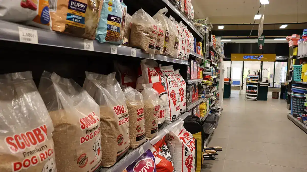 店の棚にずらりと並んだ食品や日用品のパッケージ。奥まで通路が続いている売り場