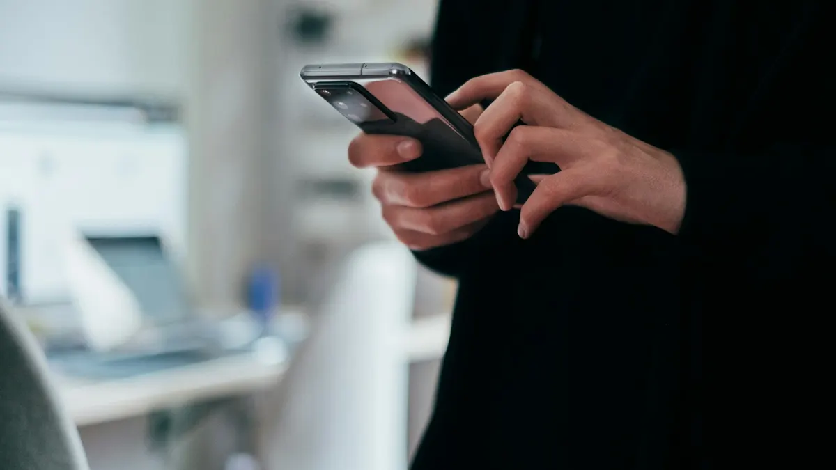 スマートフォンで商品の相場を確認している手元のイメージ。