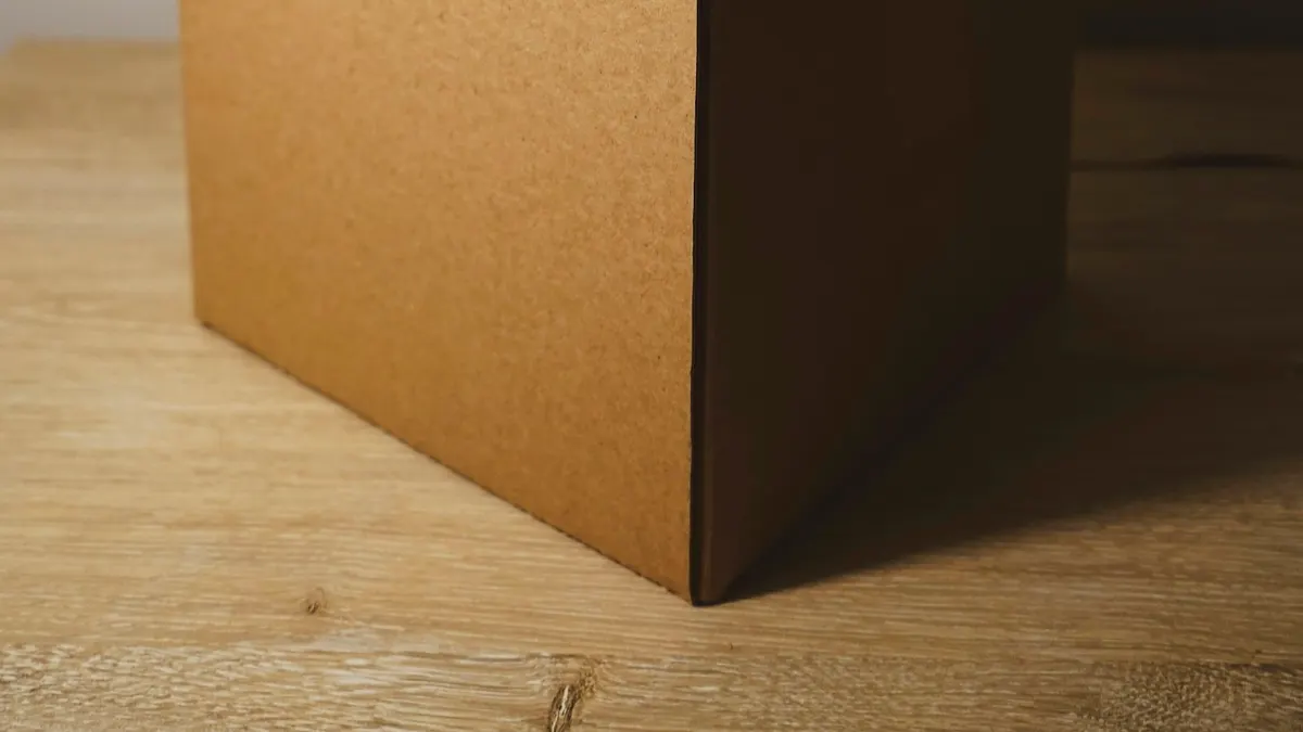 仕入れた商品を詰めた段ボール箱のイメージ。