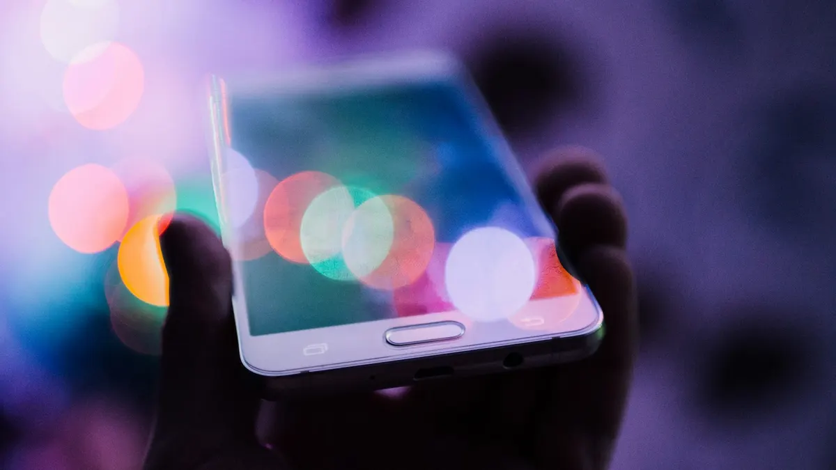 手に持ったスマートフォン。明細を確認するイメージ。