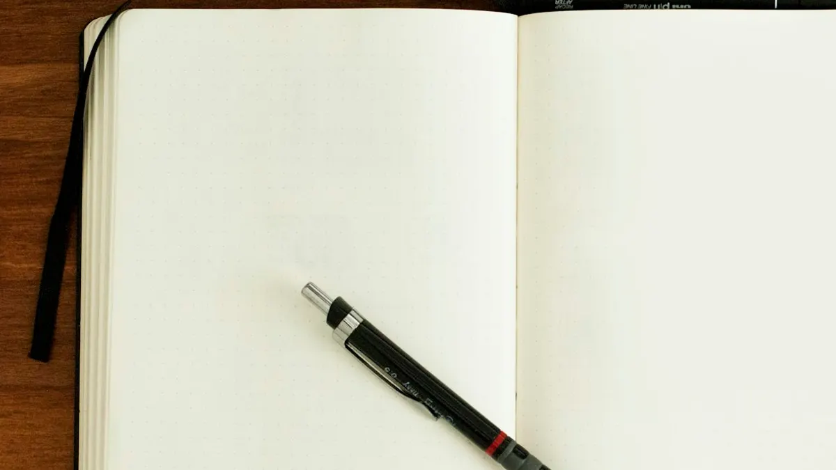 ノートと鉛筆。チェックリストを書くイメージ。