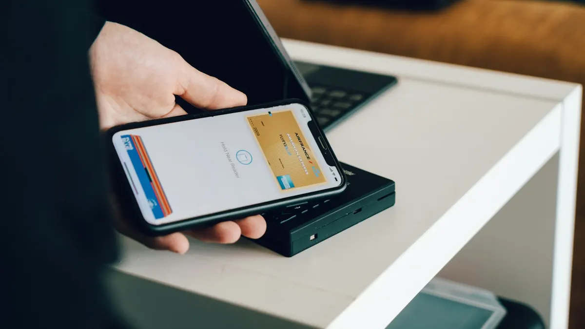 スマートフォンでポイント残高を確認している手元。