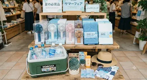 夏に需要が立ち上がる季節商材（冷感・アウトドア）を見極めるイメージ