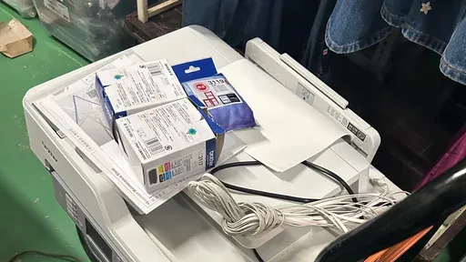 リサイクル店の床に置かれた白い複合機の上に、brother純正インクカートリッジLC3117 4PKの箱が載っている