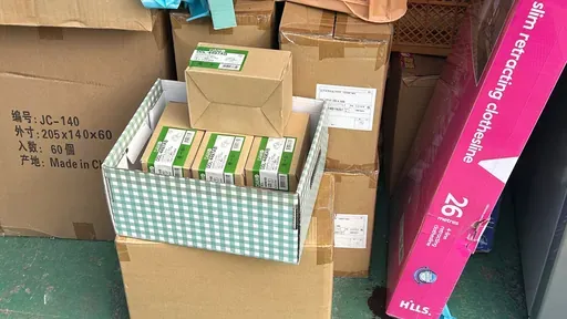 仕入れた商品一式。箱入りのDAIKO製ダウンライトが緑チェックの箱に立てて並べられている