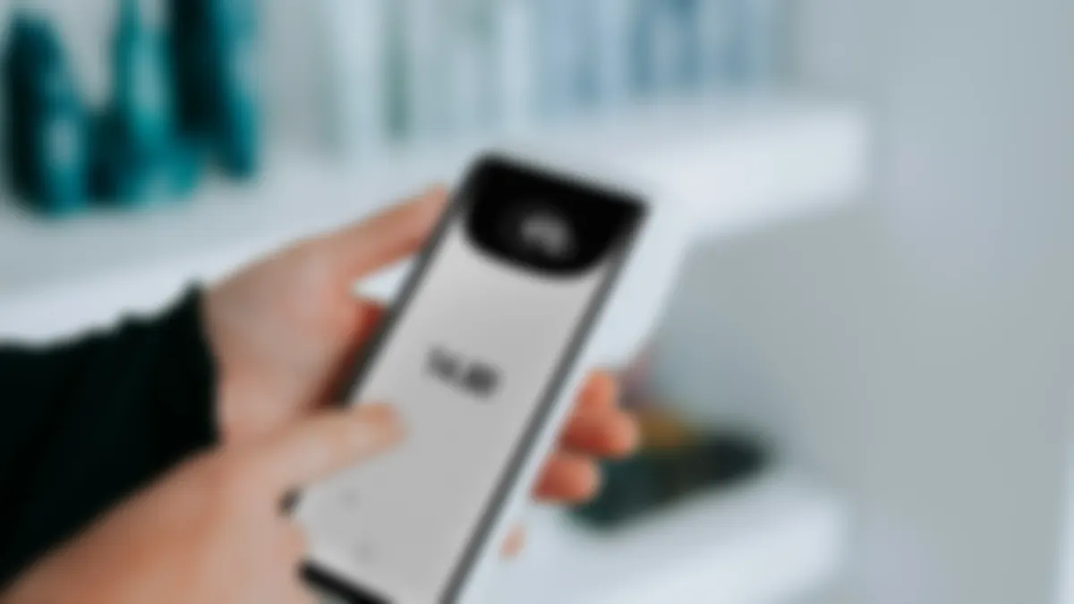 棚の商品にスマホをかざすイメージ。Keepaで確認。