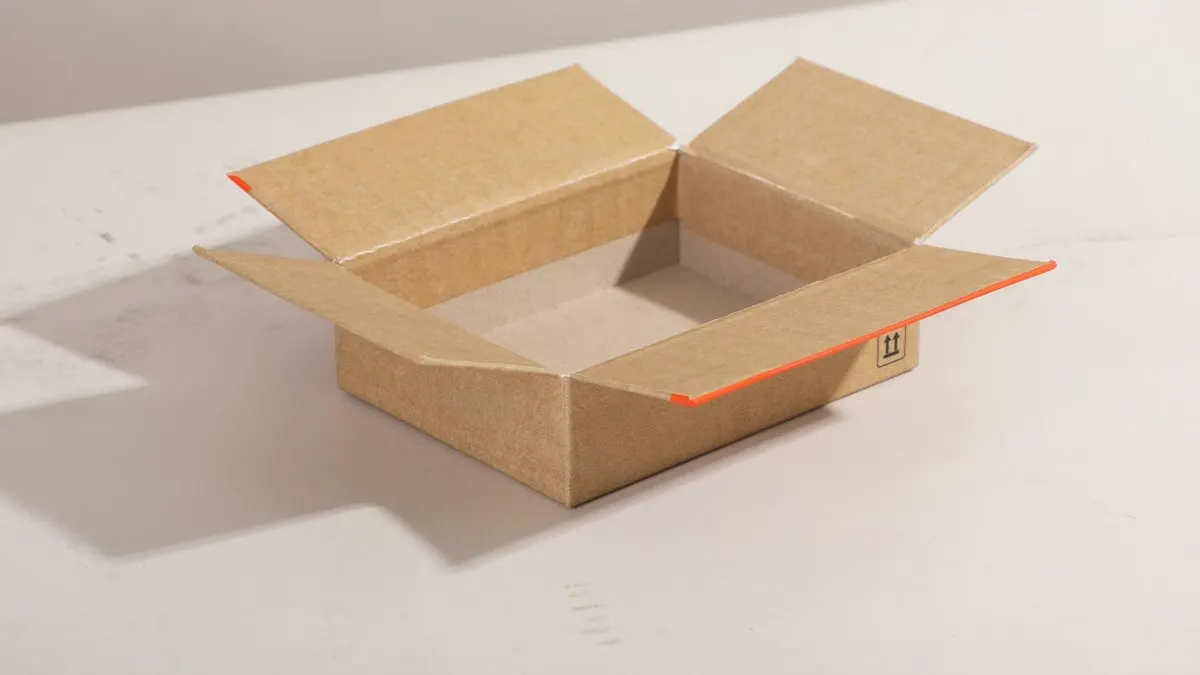 梱包資材とノートパソコン。出品準備のイメージ。