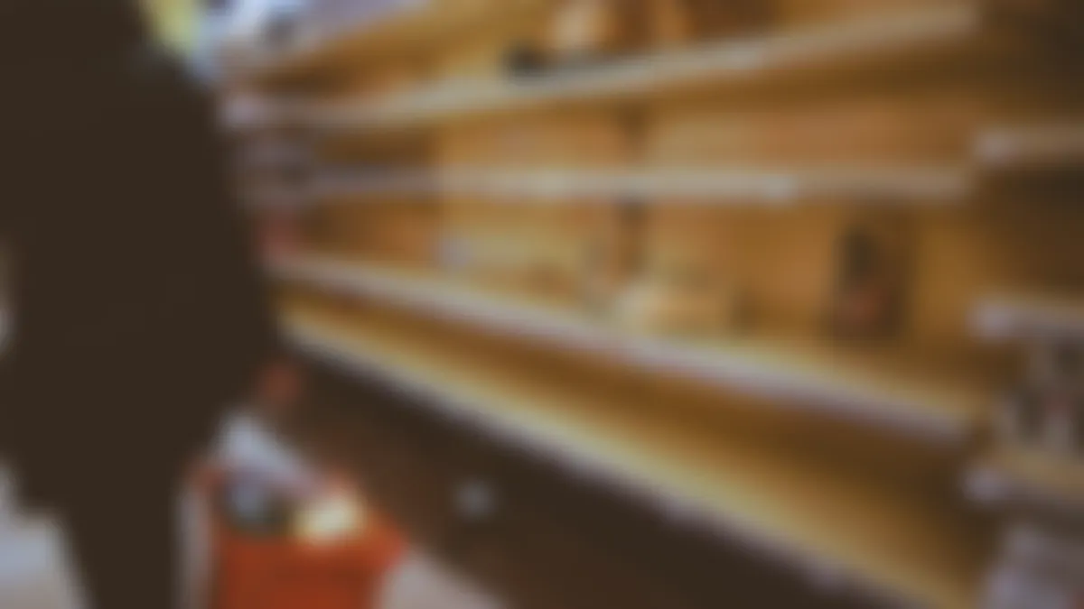 中身が少なくなったワゴン。最終日の売れ残りのイメージ。