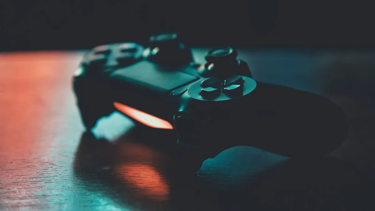 コントローラーとゲームソフトが置かれた机。ゲームせどりのイメージ。
