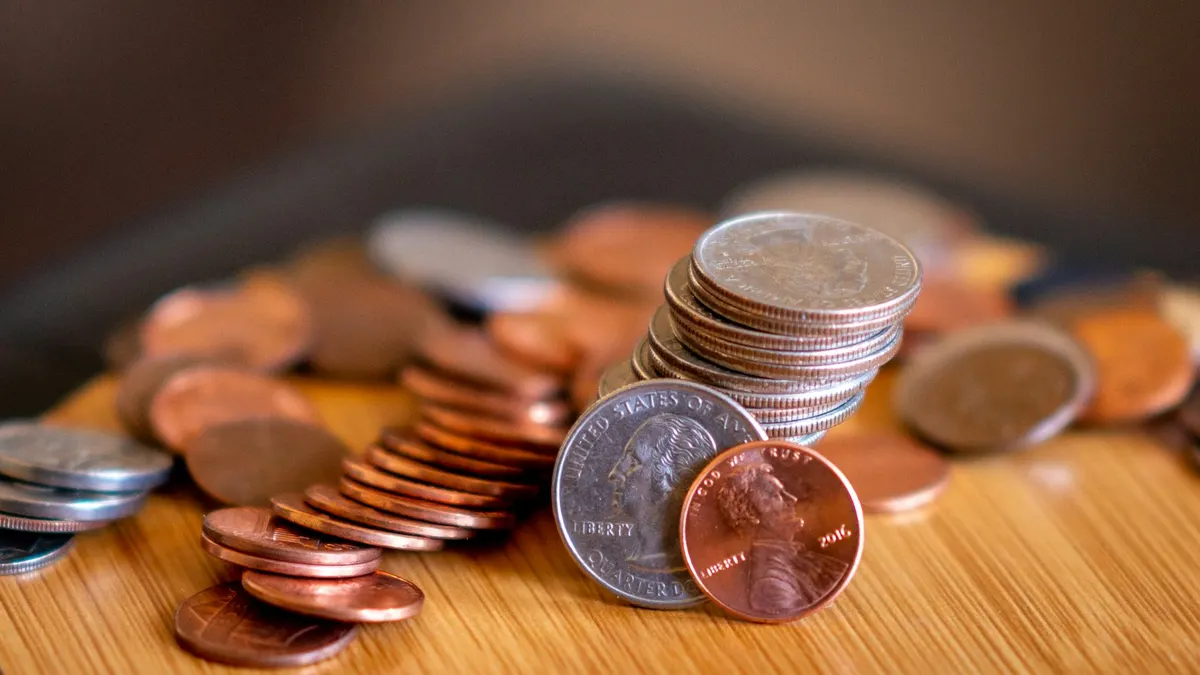 コインを並べて、売上から入金までの流れを整理するイメージ。