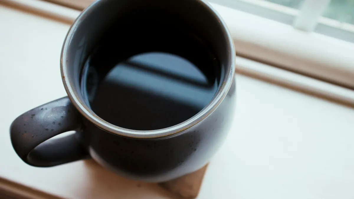 窓辺の机とコーヒー。落ち着いた振り返りのシーン。
