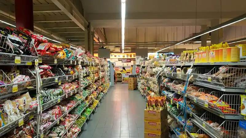 お店の陳列棚。商品が整然と並んでいる、リアル店舗リサーチの風景。