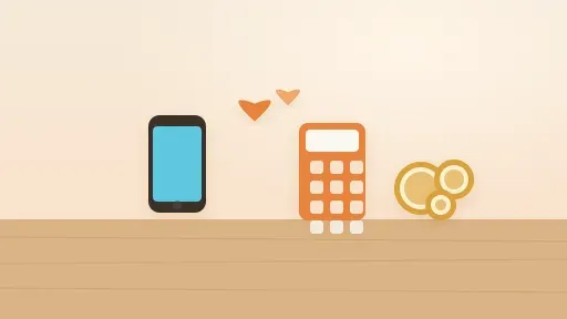 スマートフォンと電卓が並ぶ木目テーブル。電話1本で固定費を見直すイメージ