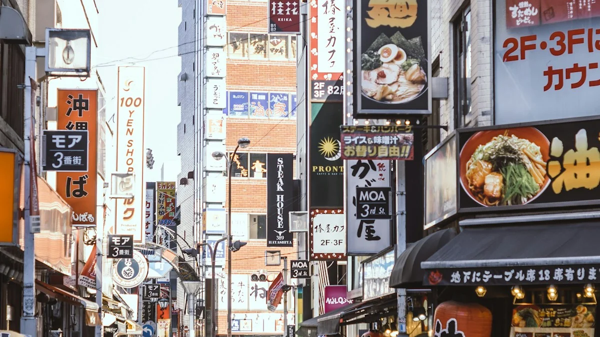 夏の季節商材が棚に並ぶ店舗イメージ、扇風機・レジャー用品・冷感グッズ