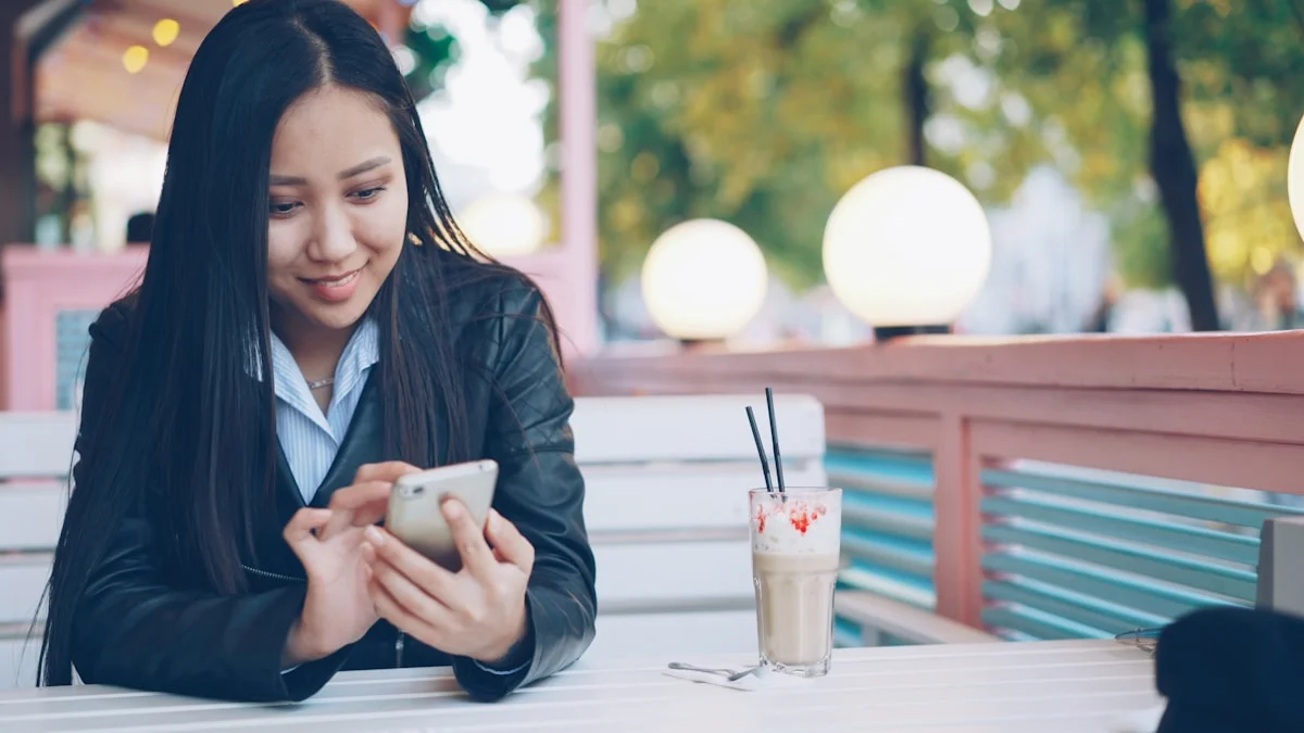 スマホで出品管理・価格チェックをしているイメージ