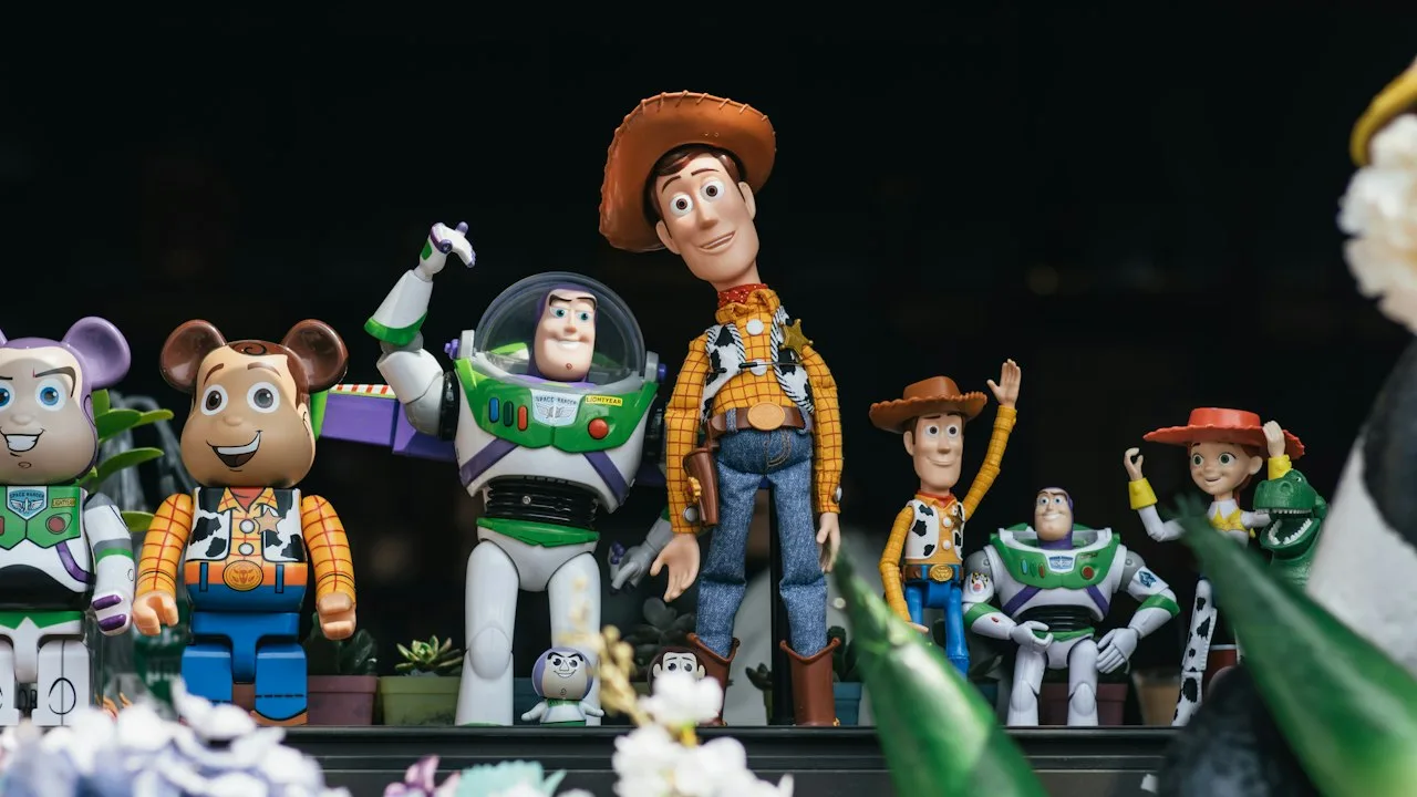 フィギュアのコレクションが棚に並んでいる。