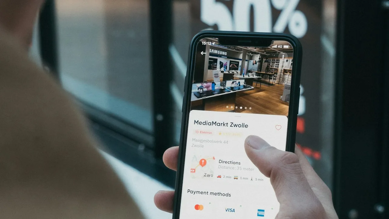 スマートフォンで商品の相場を確認している。
