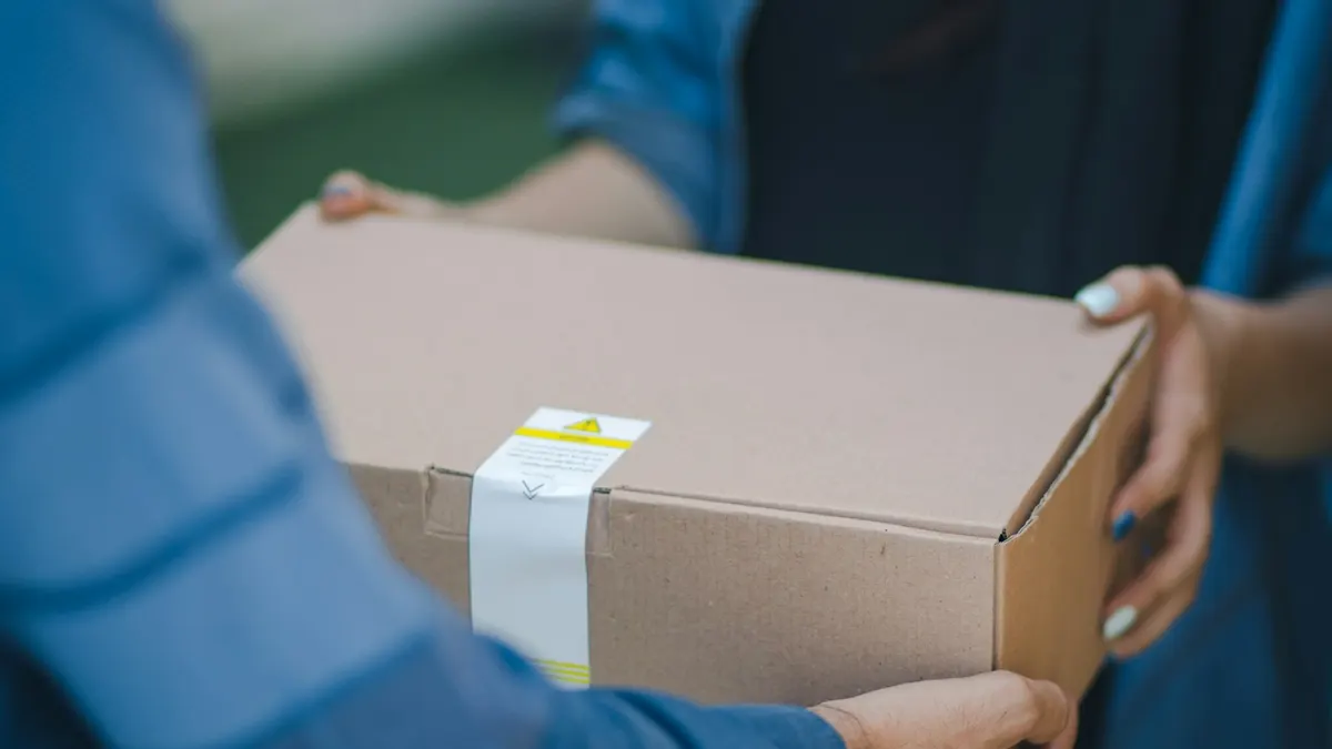 段ボールの小さな荷物を受け渡している場面。フリマの発送をあらわすイメージ。