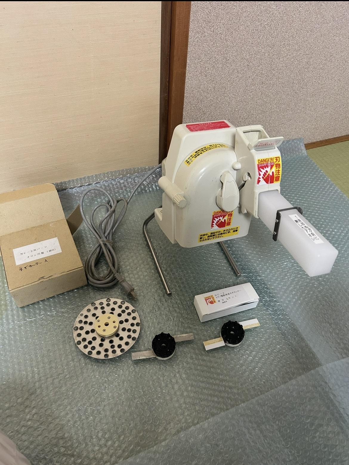 仕入れた業務用ネギカッター本体＋付属品の全景